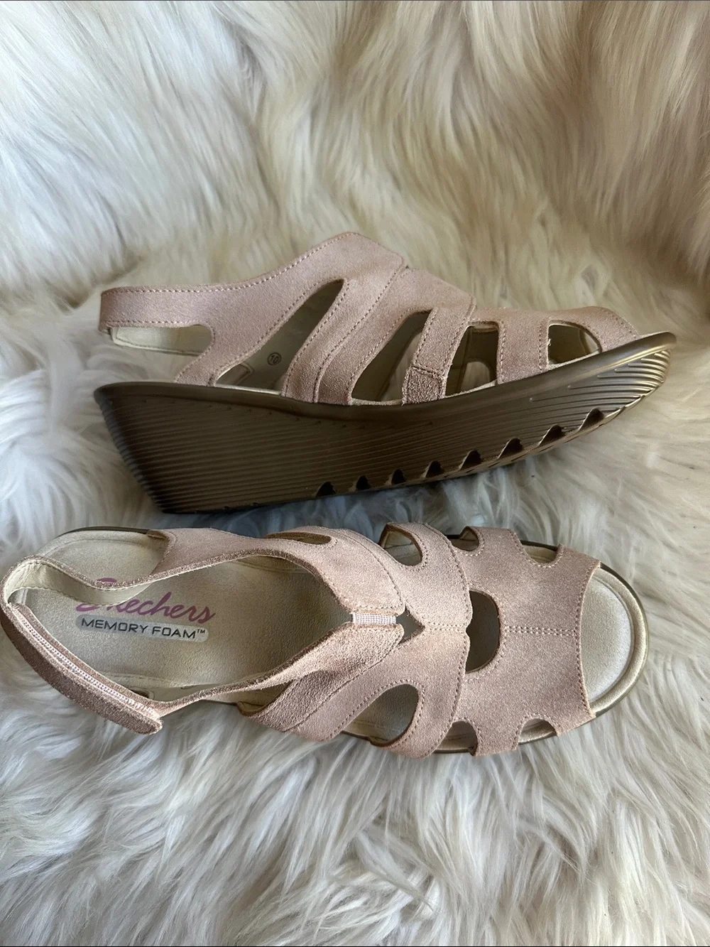 Skechers women’s Pink Suede Memory Foam Sandals/10